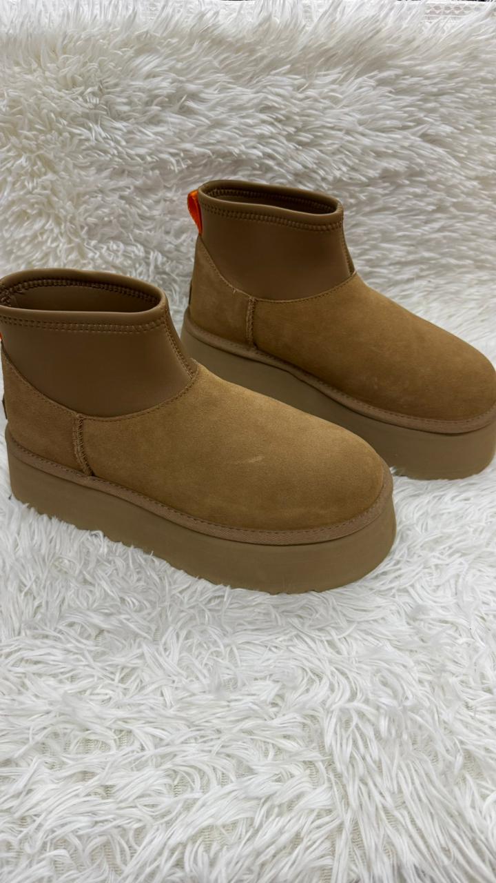 Botas cafés 25.5 UGG