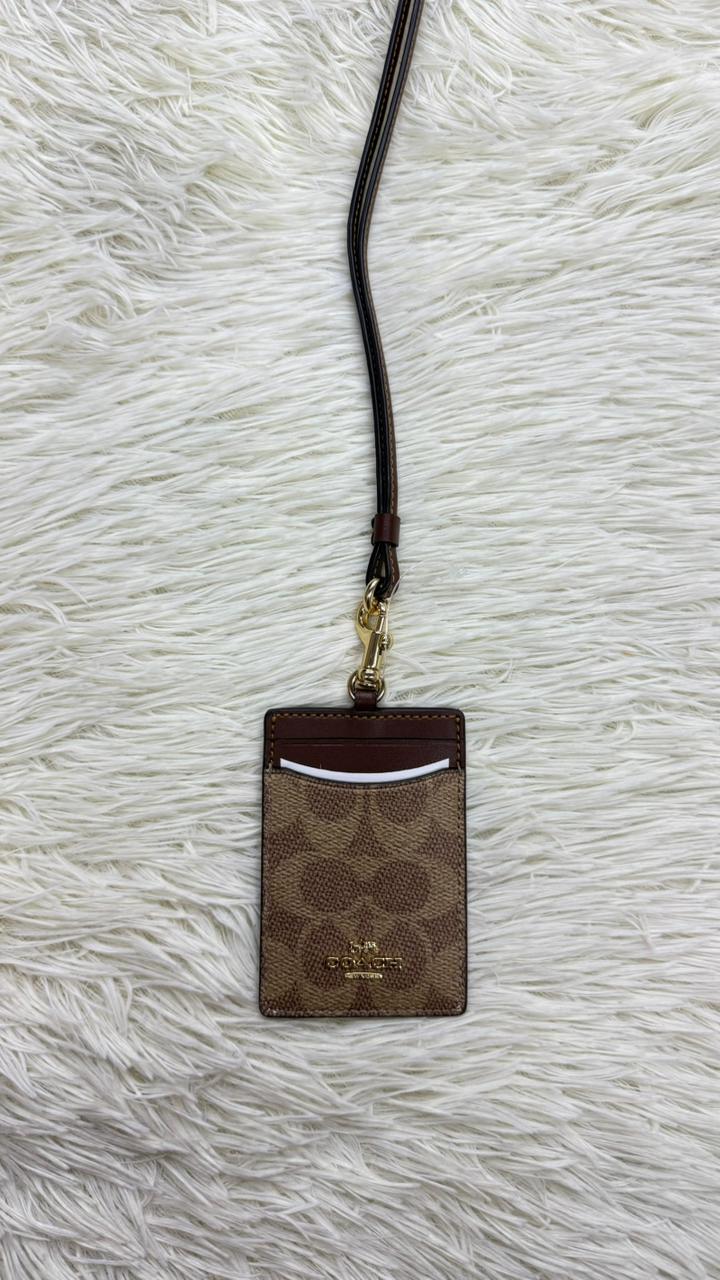 Tarjetero con strap café Coach