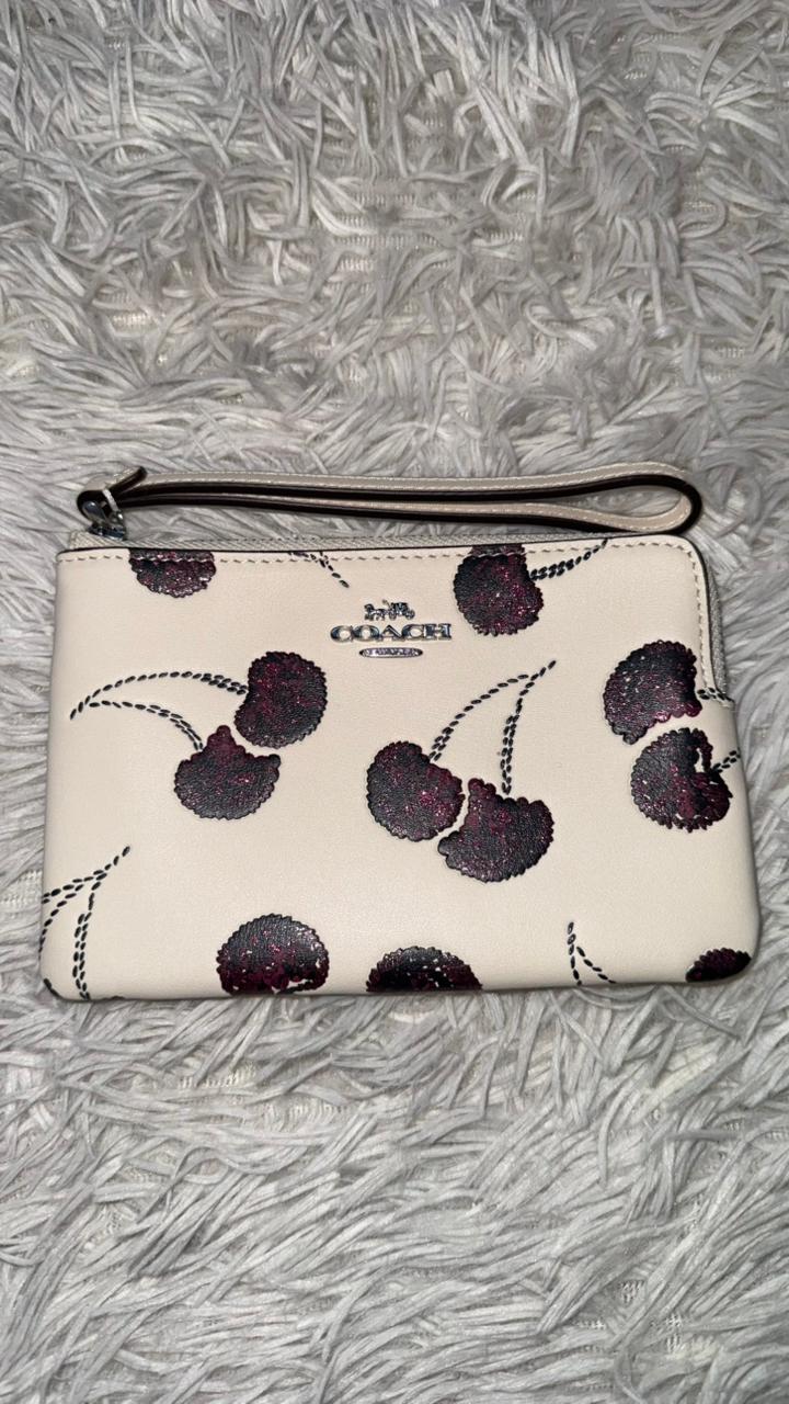 Muñequera blanca con cerezas Coach