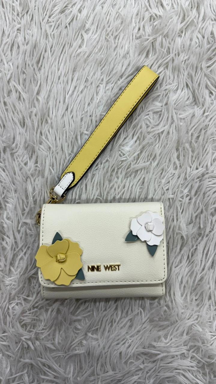 Muñequera hueso flores Nine West