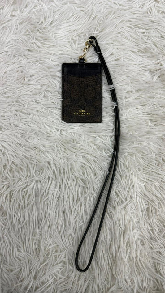 Tarjetero con strap café Coach