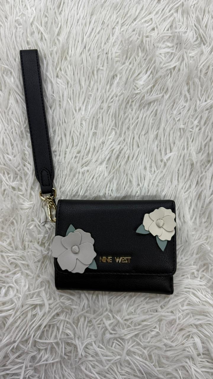 Muñequera negra flores Nine West