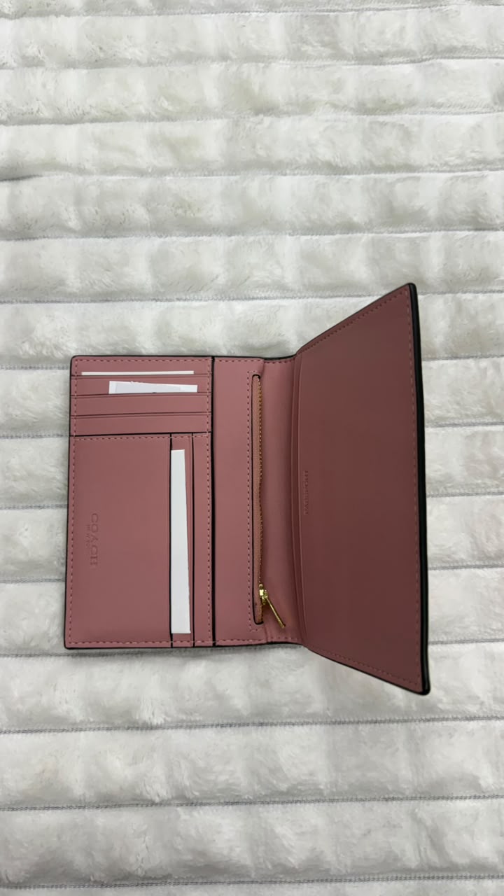 Porta pasaporte rosa Coach