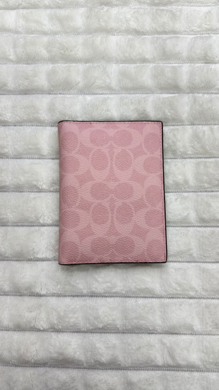 Porta pasaporte rosa Coach
