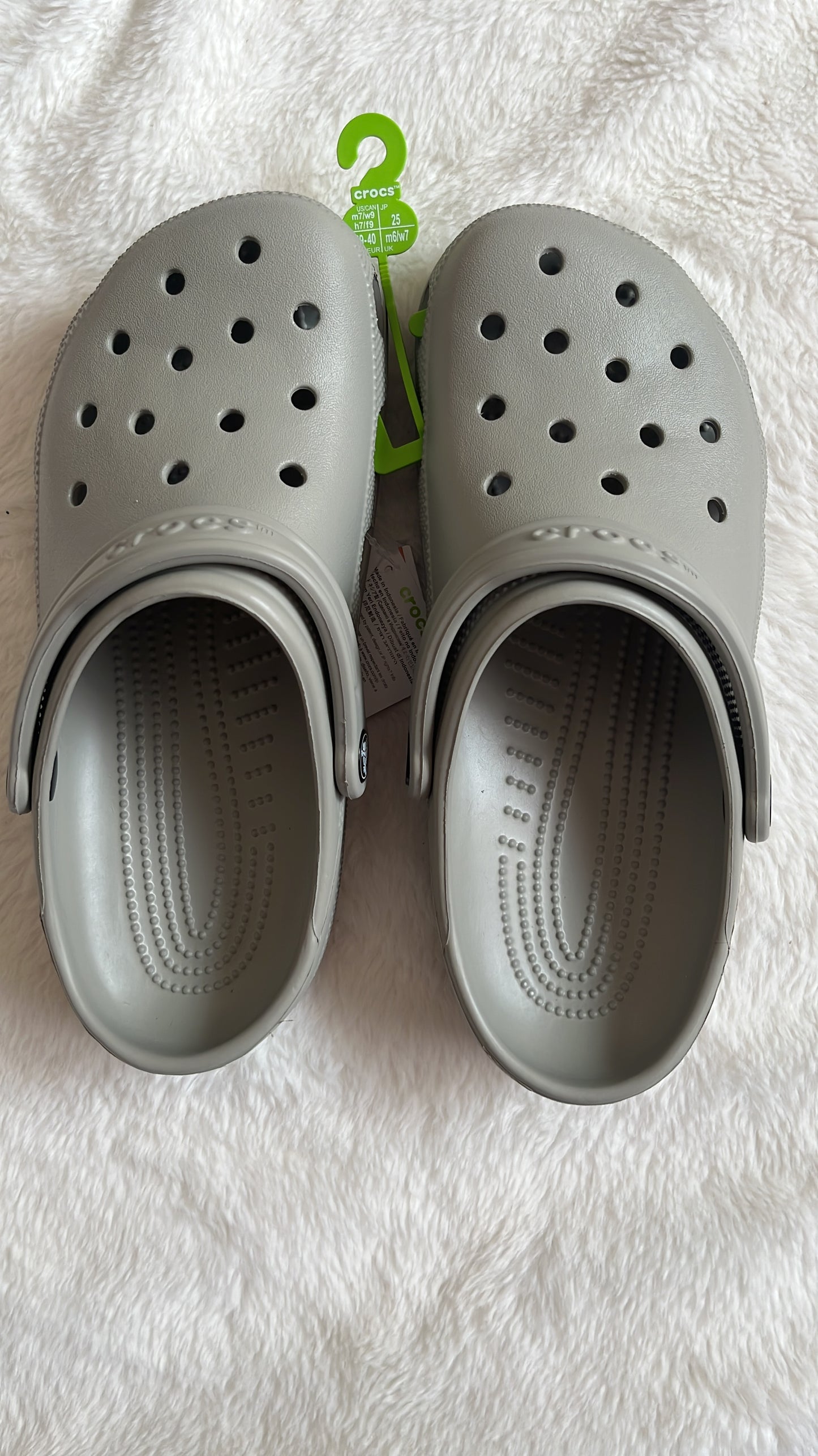 Crocs grises 25