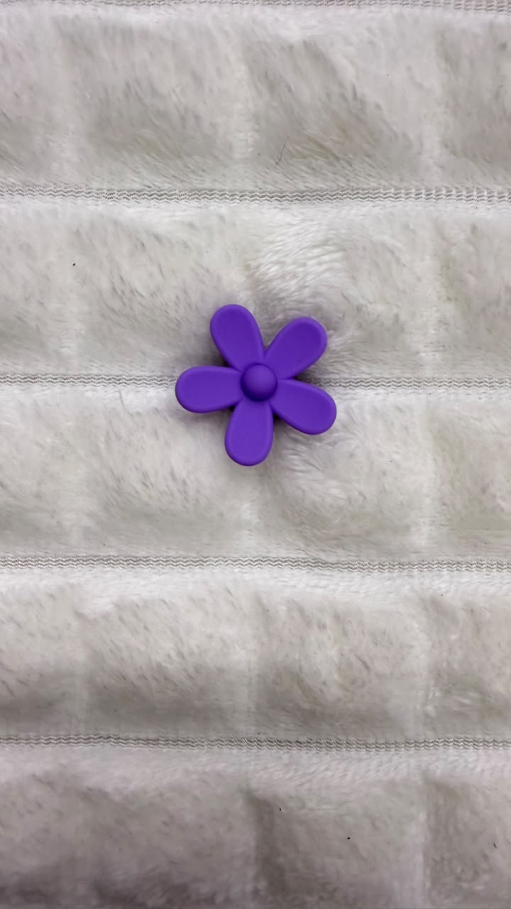 Charm flor morada Crocs
