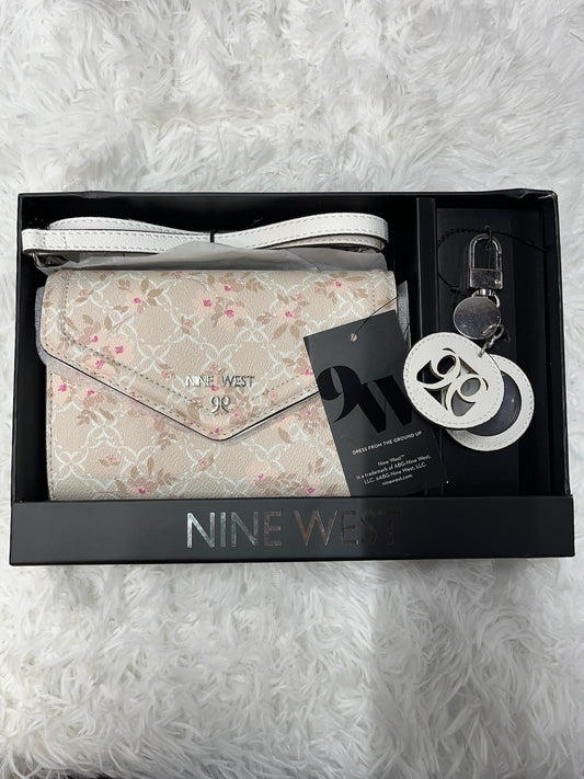 Bolsa arena con flores Nine West