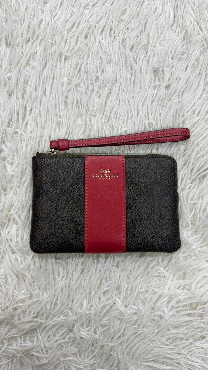 Muñequera café con rojo Coach
