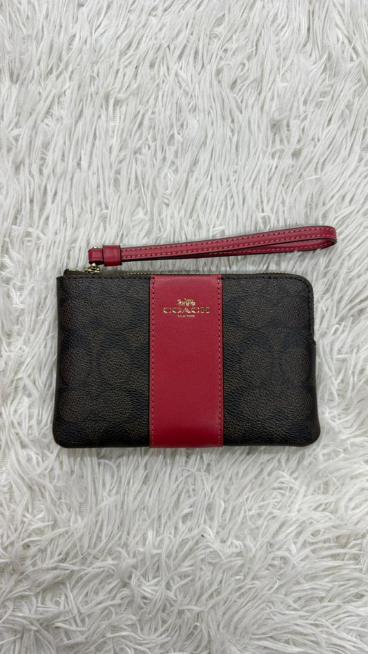 Muñequera café con rojo Coach