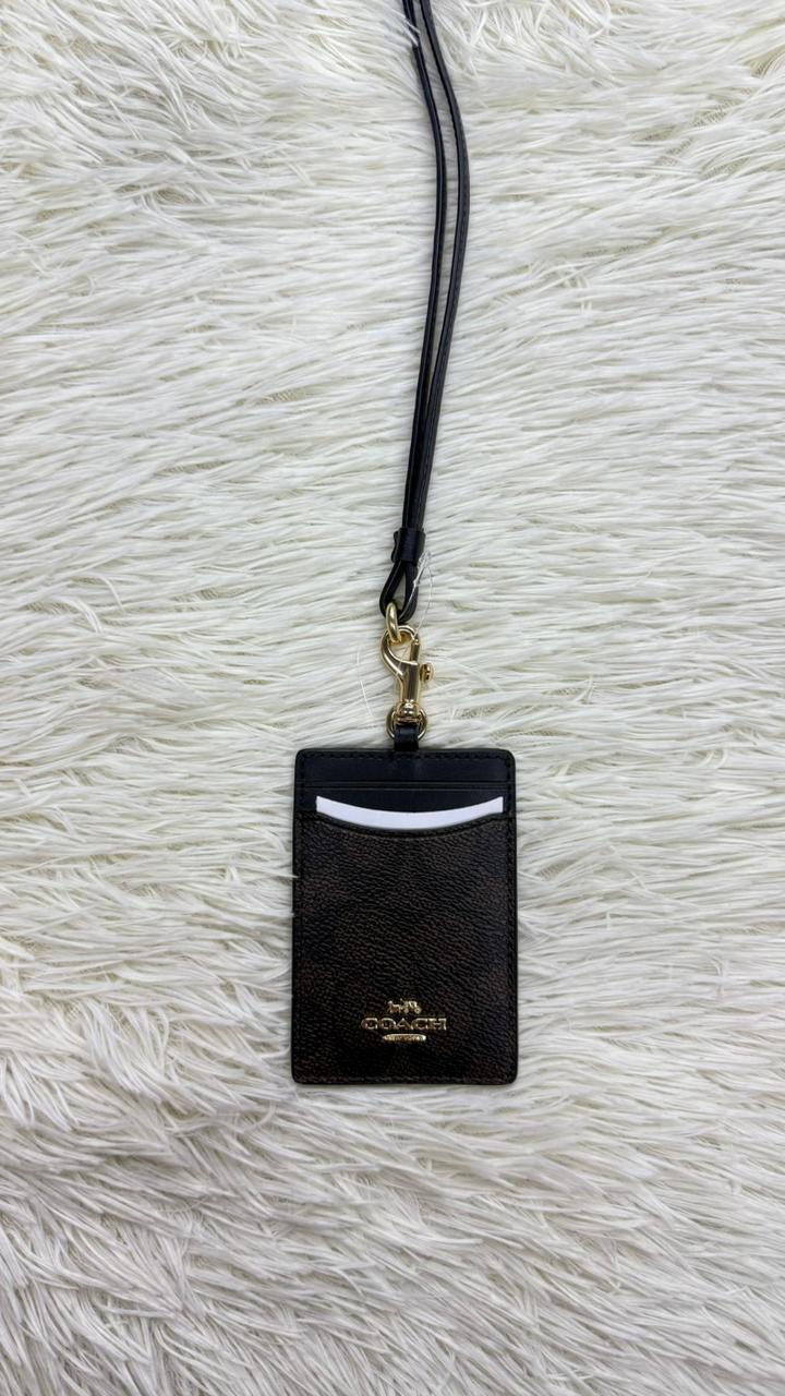 Tarjetero con strap café Coach